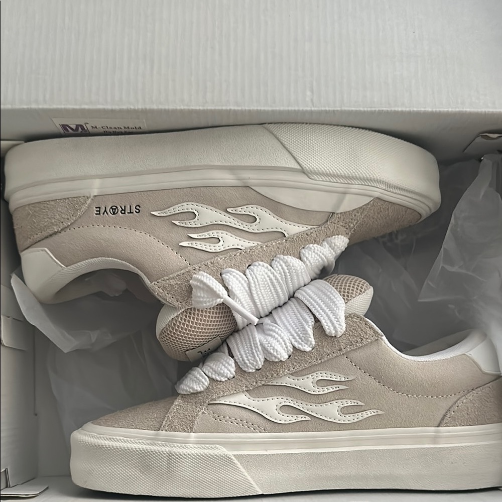 Straye Women's Beige Sneakers